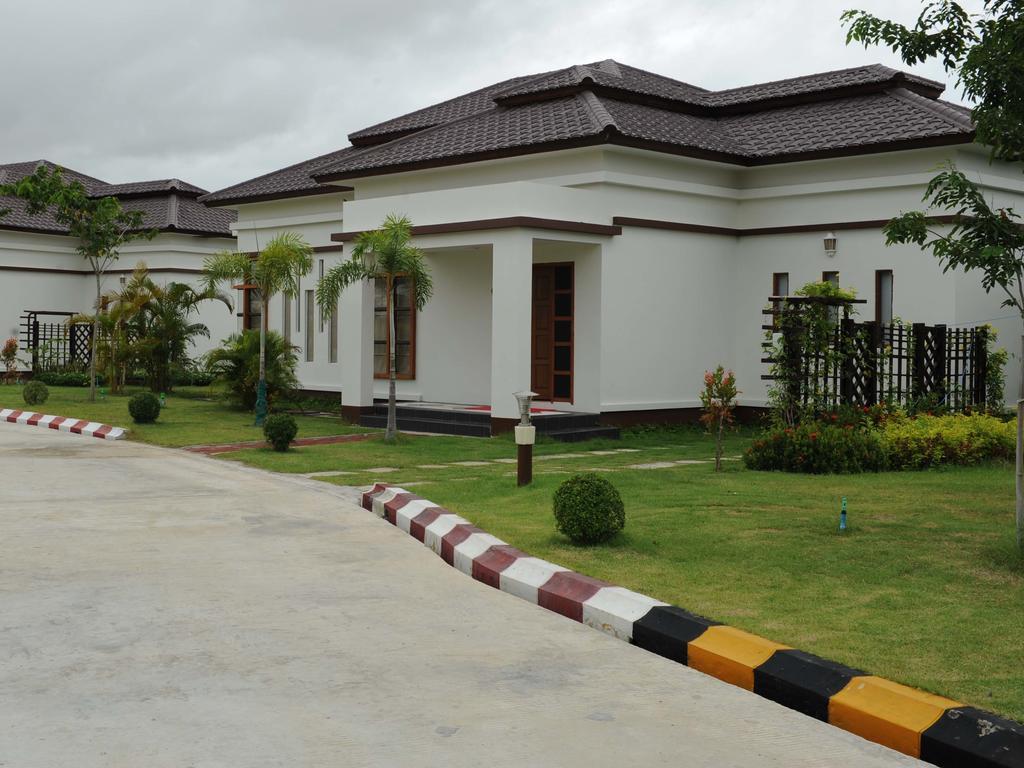 The Golden Lake Hotel Naypyidaw Extérieur photo