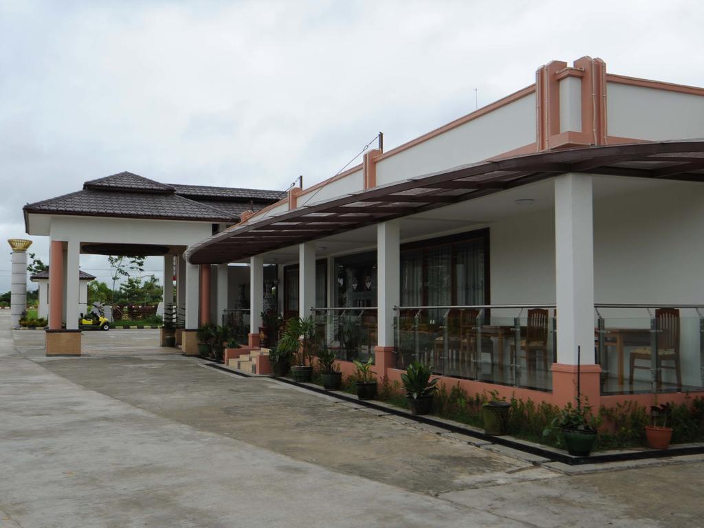 The Golden Lake Hotel Naypyidaw Extérieur photo