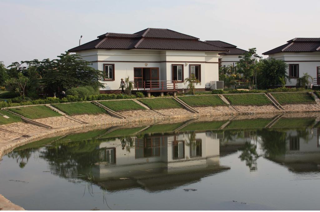 The Golden Lake Hotel Naypyidaw Extérieur photo