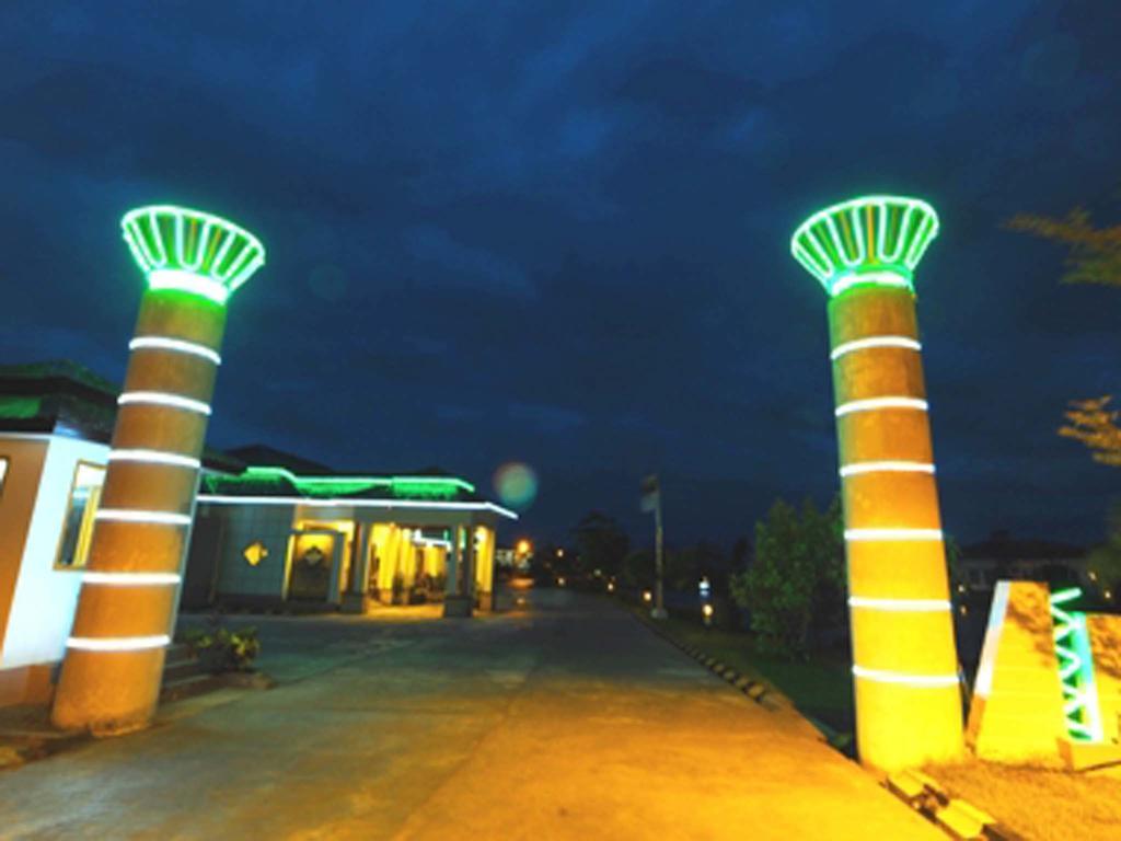 The Golden Lake Hotel Naypyidaw Extérieur photo