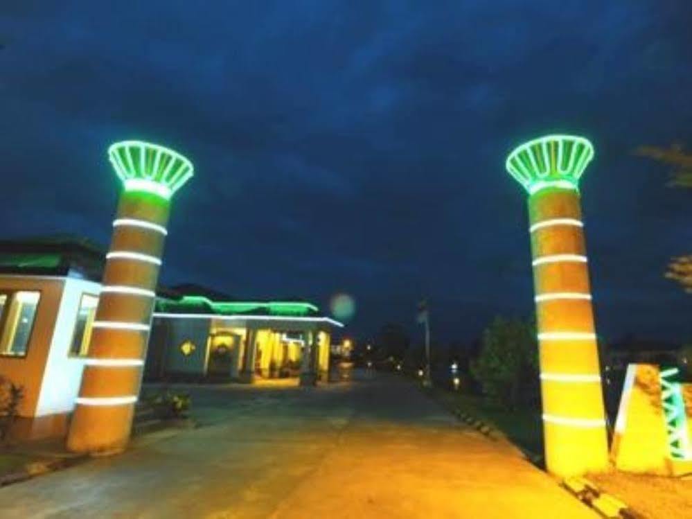 The Golden Lake Hotel Naypyidaw Extérieur photo