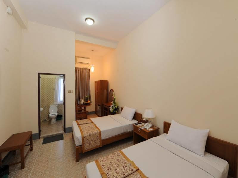 The Golden Lake Hotel Naypyidaw Extérieur photo